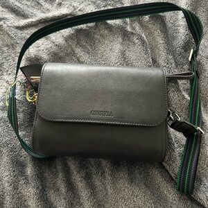 Consuela small messenger